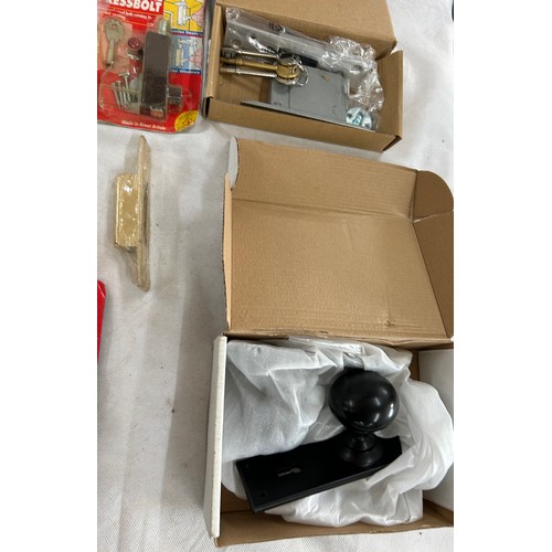 140 - 14 pad locks all with keys and a job lot of door locks