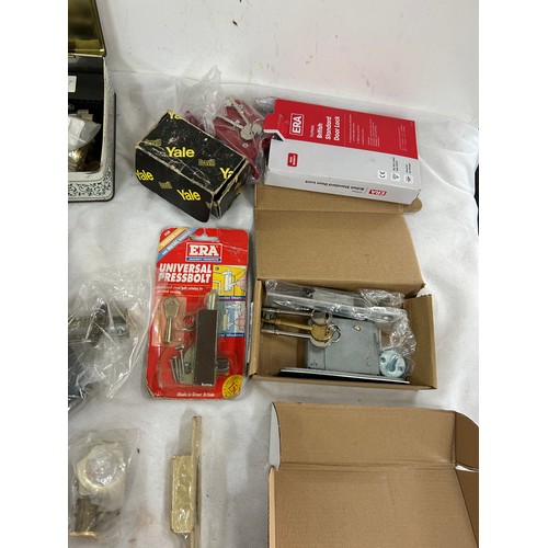 140 - 14 pad locks all with keys and a job lot of door locks