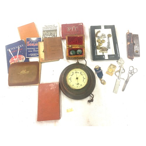 67 - Selection of collectables includes cut throat razor, cap badges etc