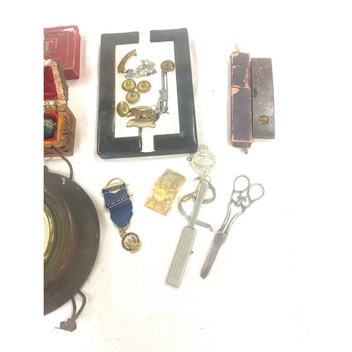 67 - Selection of collectables includes cut throat razor, cap badges etc
