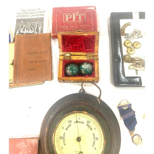 67 - Selection of collectables includes cut throat razor, cap badges etc