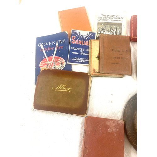 67 - Selection of collectables includes cut throat razor, cap badges etc