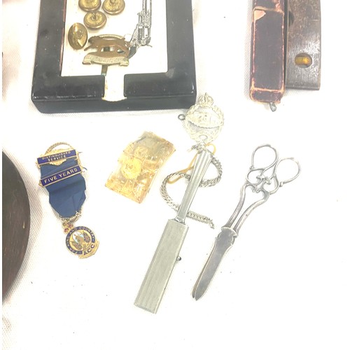 67 - Selection of collectables includes cut throat razor, cap badges etc