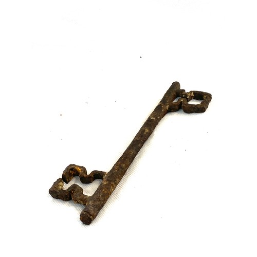 92 - Unusual antique double ended key, possibly 18th century. Length 21cm.