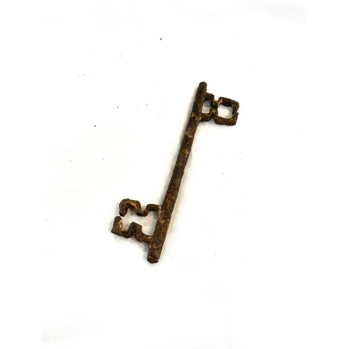 92 - Unusual antique double ended key, possibly 18th century. Length 21cm.