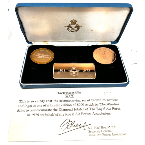 374 - Boxed limited edition set of bronze medallions and an ingot produced by The Windsor Mint in 1978 to ... 