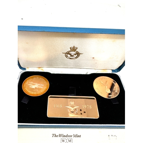 374 - Boxed limited edition set of bronze medallions and an ingot produced by The Windsor Mint in 1978 to ... 
