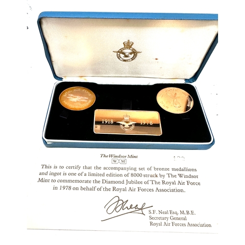 374 - Boxed limited edition set of bronze medallions and an ingot produced by The Windsor Mint in 1978 to ... 