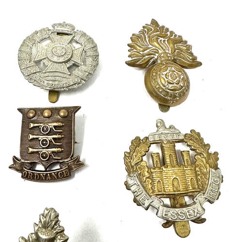 400 - 12 military cap badges