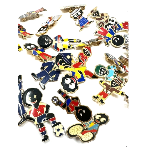 414 - 28 robertsons badges inc viking cyclist hockey player etc