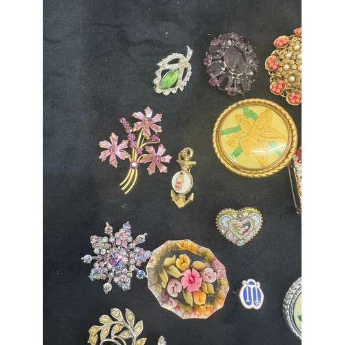 497 - Selection of vintage ladies costume brooches to include lucite, stone set, coral etc