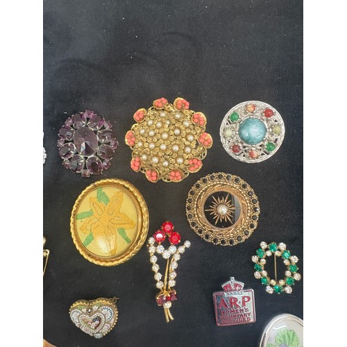 497 - Selection of vintage ladies costume brooches to include lucite, stone set, coral etc