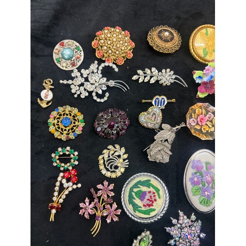 497 - Selection of vintage ladies costume brooches to include lucite, stone set, coral etc