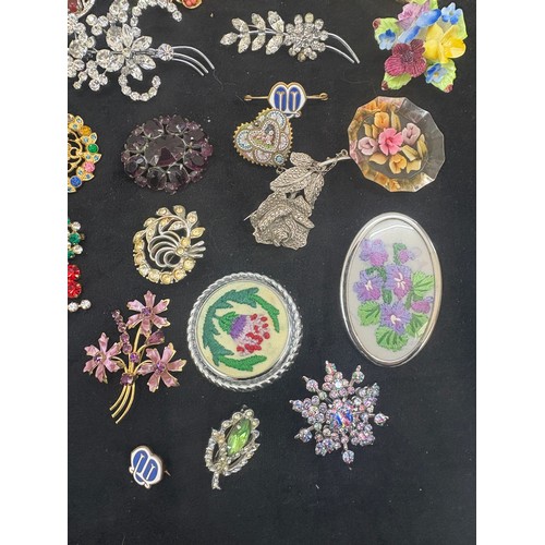 497 - Selection of vintage ladies costume brooches to include lucite, stone set, coral etc