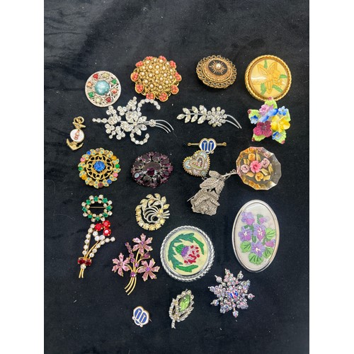 497 - Selection of vintage ladies costume brooches to include lucite, stone set, coral etc