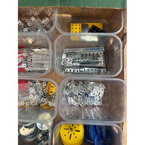 292 - Selection of 1970s Meccano pieces