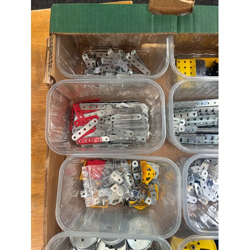 292 - Selection of 1970s Meccano pieces