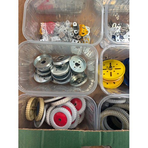 292 - Selection of 1970s Meccano pieces