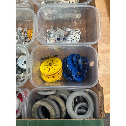 292 - Selection of 1970s Meccano pieces