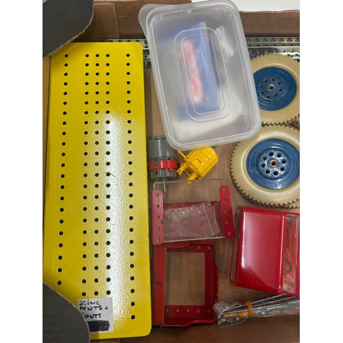 220 - Selection of 1970s Meccano pieces