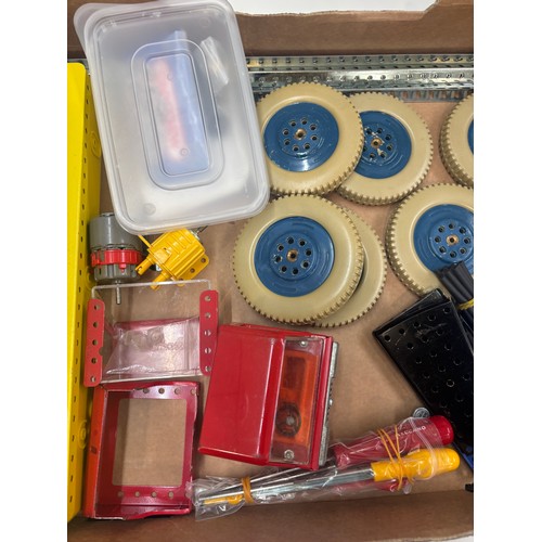 220 - Selection of 1970s Meccano pieces