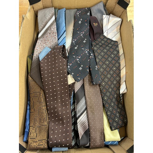 219 - Large selection of assorted vintage men's ties