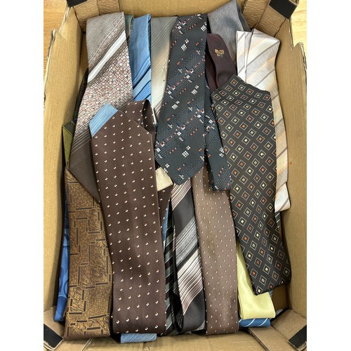 219 - Large selection of assorted vintage men's ties