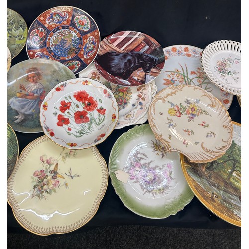 Selection of assorted vintage collectors plates