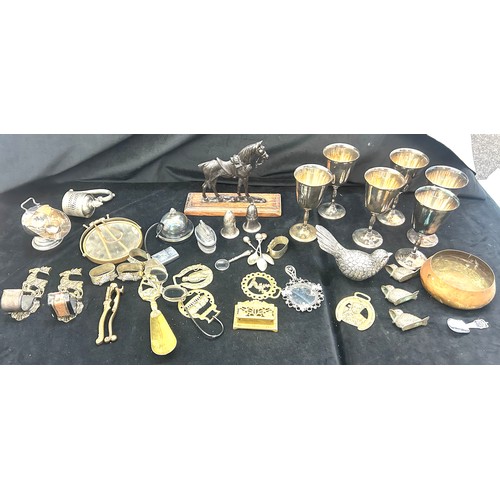 213 - Selection of metal ware to include goblets, ornaments, etc