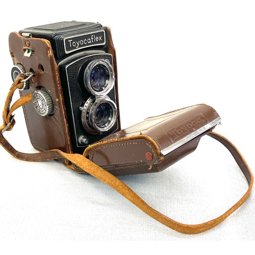 535 - A Toyocaflex vintage camera within original leather case, with Tri-Lauser f/3.5 8cm lens,