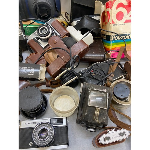 182 - Selection vintage cameras to include Zeiss Ikon with lens, Kodak, Polaroid 600 instant, lens etc
