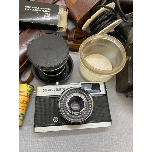 182 - Selection vintage cameras to include Zeiss Ikon with lens, Kodak, Polaroid 600 instant, lens etc