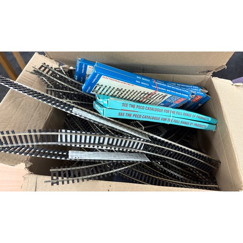 154 - Selection of 00 gauge loco's, carriages, track etcto include loco's Caernarvon and tender, 47310 tra... 