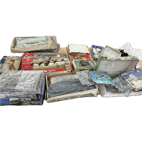 175 - Selection of boxed Revell, Airfix, Special Hobby aircraft models to include Flying Fortess, Mosquito... 