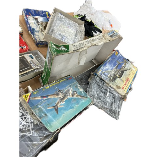 175 - Selection of boxed Revell, Airfix, Special Hobby aircraft models to include Flying Fortess, Mosquito... 