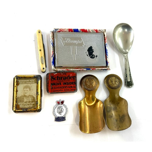520 - Selection of vintage collectable items to include caddy spoons etc
