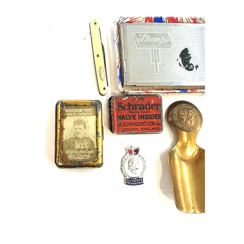 520 - Selection of vintage collectable items to include caddy spoons etc