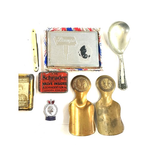 520 - Selection of vintage collectable items to include caddy spoons etc