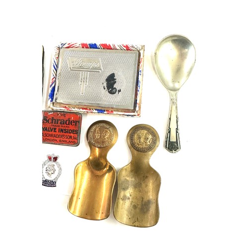 520 - Selection of vintage collectable items to include caddy spoons etc
