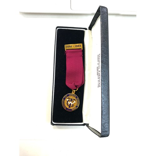 537 - 9ct gold Long service badge presented to bro.c.w.parker 1948-1983, approximate weight 8 grams