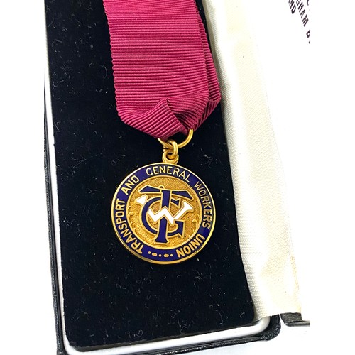 537 - 9ct gold Long service badge presented to bro.c.w.parker 1948-1983, approximate weight 8 grams