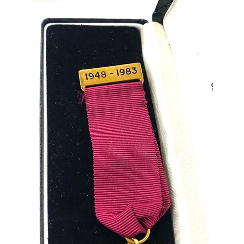 537 - 9ct gold Long service badge presented to bro.c.w.parker 1948-1983, approximate weight 8 grams