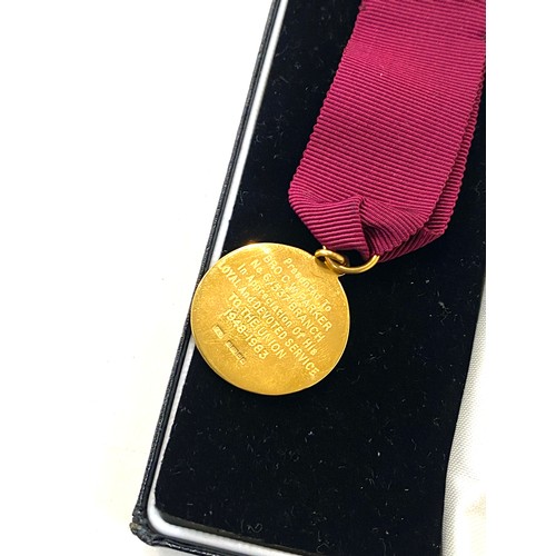 537 - 9ct gold Long service badge presented to bro.c.w.parker 1948-1983, approximate weight 8 grams