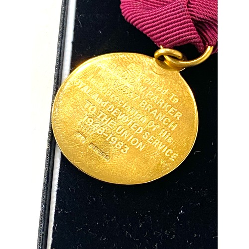537 - 9ct gold Long service badge presented to bro.c.w.parker 1948-1983, approximate weight 8 grams