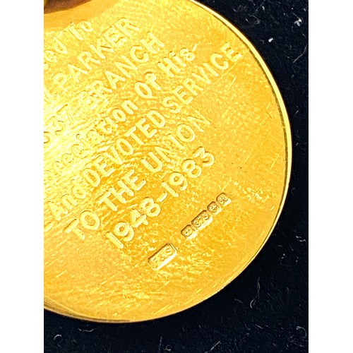 537 - 9ct gold Long service badge presented to bro.c.w.parker 1948-1983, approximate weight 8 grams