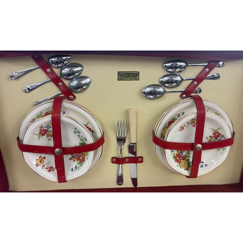 78 - 6 place setting Brexton vintage picnic set