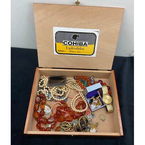 561 - Assorted vintage costume jewellery to include amber bead necklaces, silver rings, Victorian brooches... 