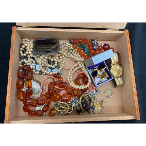 561 - Assorted vintage costume jewellery to include amber bead necklaces, silver rings, Victorian brooches... 