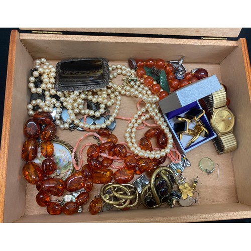 561 - Assorted vintage costume jewellery to include amber bead necklaces, silver rings, Victorian brooches... 
