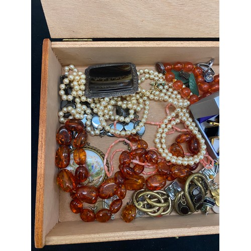 561 - Assorted vintage costume jewellery to include amber bead necklaces, silver rings, Victorian brooches... 